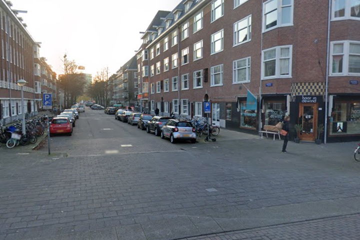De Niersstraat 'before'. Hier werd een quickscan gemaakt voor een verkeersveiligheidproject waarbij ook is gekeken naar: waar zit de hittestress? Waar stroomt het water naar toe?