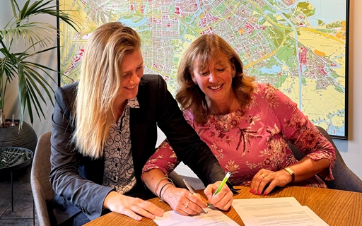 Foto van Marja Ruigrok en Melanie van der Horst na besluit financiering Oostbrug