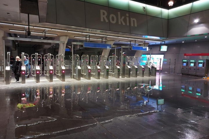 Kelly Pronk: 'Door de hevige regen afgelopen najaar ontstonden er grote plassen op straten en fietspaden maar ook op de metrostations Rokin en Isolatorweg. Goede afwatering is daarom heel belangrijk.'