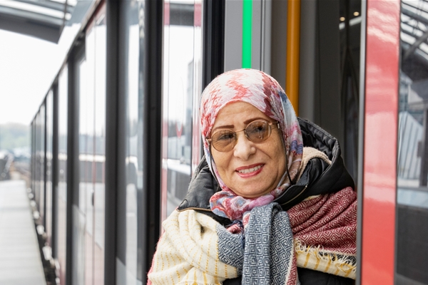 Vrouw met hoofddoek bij een metro