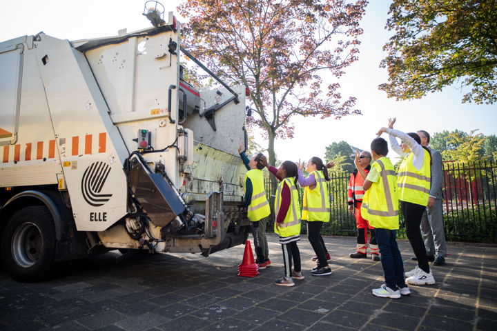Kinderen leren over de dode hoek van een vuilniswagen.