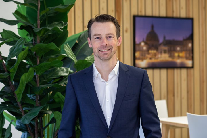 Bram Hansma is sinds anderhalf jaar de nationale ov ombudsman. 'Hiervoor heette mijn organisatie OV-loket, maar die term werkte enigszins verwarrend omdat de mensen soms dachten dat ze bij ons kaartjes konden kopen.' Hansma werkte daarvoor negen jaar lang bij de NS. 'Ik heb een groot hart voor het ov. Ik ben opgegroeid bij ouders zonder auto en heb zelf in mijn jeugd de voordelen van het ov ervaren. Nu heb ik zelf een jong gezin in hartje Utrecht en ga ik nog altijd met het ov. Ik ben trots op het ov in Nederland, ook al vind ik dat het nog altijd beter kan.'