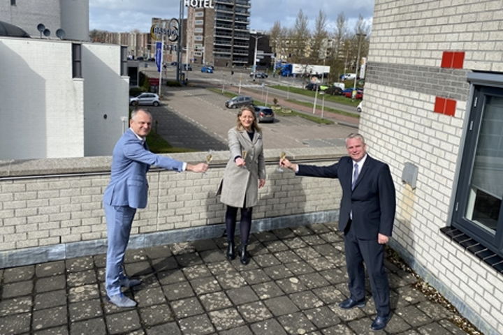 Een toast op de ondertekening van de uitvoeringsovereenkomst van het project Aanpak Thorbeckeweg!