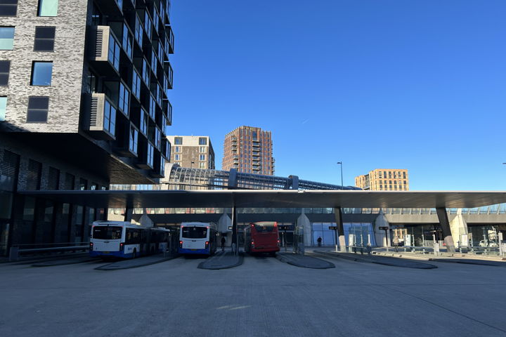 Goed bereikbaar met het OV, direct naast Station Noord