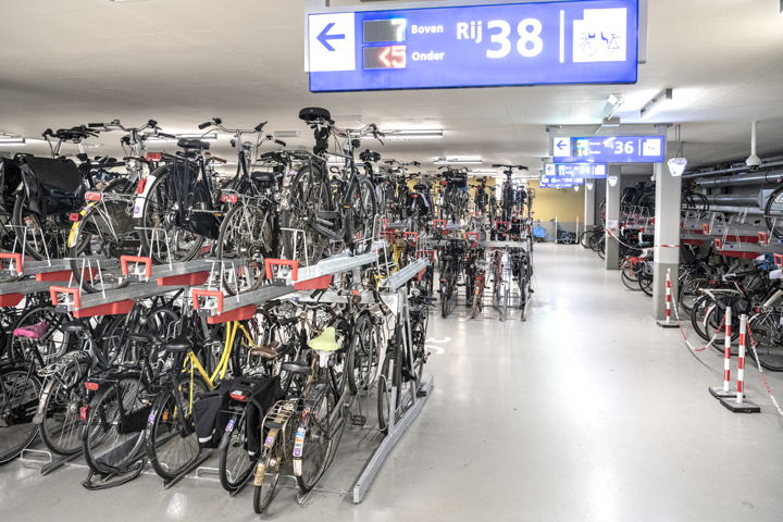Redelijk vol gedeelte van de fietsenstalling.