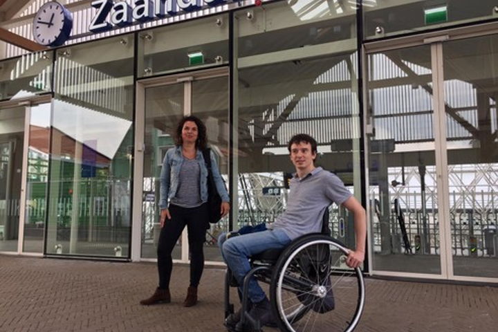 Sinds begin van dit jaar kunnen reizigers met een beperking in de hele Vervoerregio Amsterdam gebruik maken van een ov-coach. Doel is zoveel mogelijk mensen te leren zelfstandig te reizen.