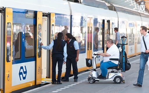 foto van man in scootmobiel bij een trein