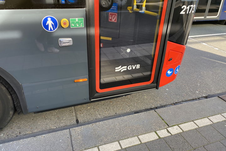 De zijkant van de bus is schoon en het voertuignummer is goed zichtbaar.