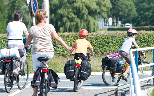 Foto van gezin op fiets