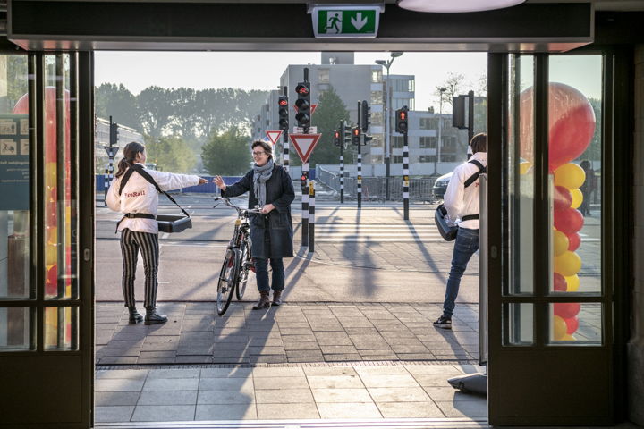 Uitdelen koek bij de opening van de fietsenstalling.