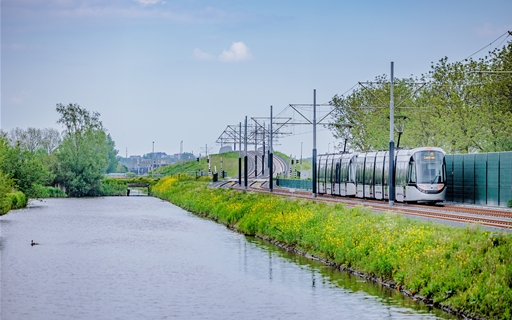 tram rijdt over de Uithoornlijn