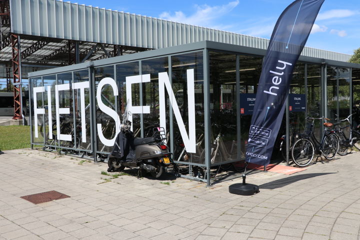 Er zijn deelfietsen van Hely geplaatst bij Schiphol Noord