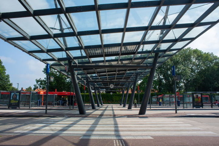 Bij het busstation komt de tweede halte van de Uithoorlijn...