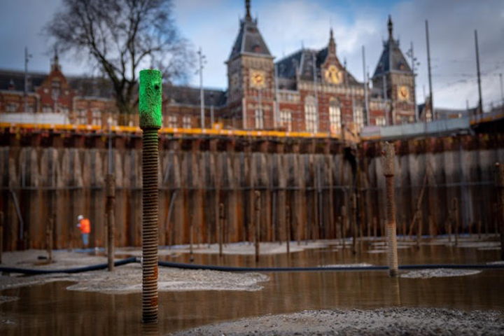 ....om rond te lopen in de bouwput op tien meter diepte.'