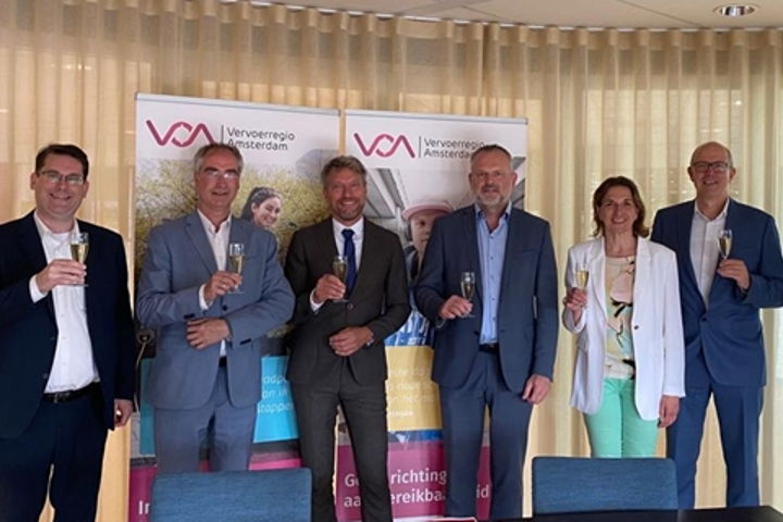 De bekendmaking van de gunning aan EBS