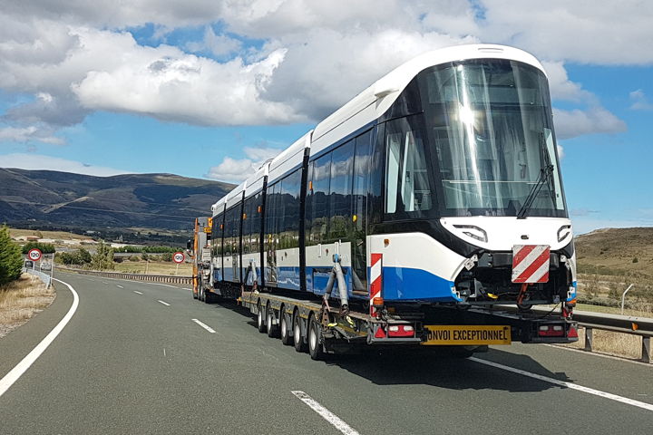 Transport van de eerste blauw/witte nieuwe 15G tram