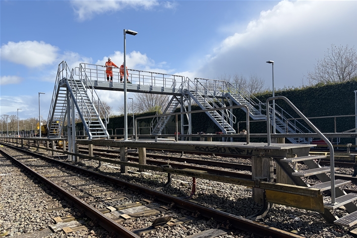 Nieuwe loopbruggen bij Gein: veiliger werken op het metroterrein
