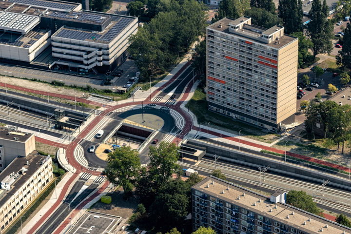 En dit is Zonnestein nu met de nieuwe halte, rotonde en fietspaden.