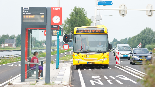 Bus van EBS bij halte Dorp