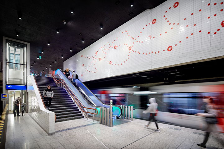 Een gerenoveerd metrostation Waterlooplein.