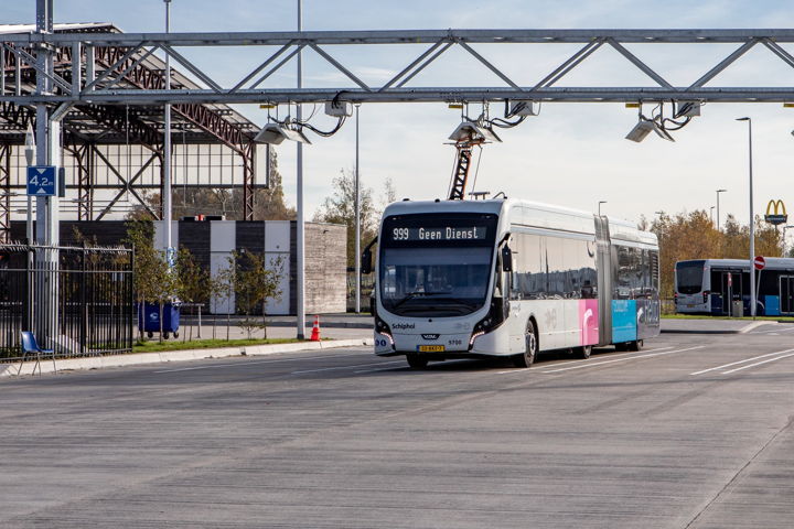 Rondom Schiphol rijden ook al Zero Emissie bussen, maar dan van Connexxion. De CO2-uitstoot wordt door de bussen teruggedrongen en is een belangrijke volgende stap in het verder verduurzamen van het OV. Na 2025 mogen geen nieuwe dieselbussen meer instromen en na 2030 moet al het OV per bus Zero Emission zijn. Ook moet de gebruikte energie hernieuwbaar zijn opgewekt.