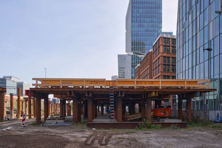 Op het werkterrein langs de Schönberglaan wordt alweer gewerkt