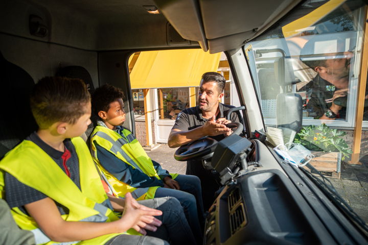 Kinderen krijgen een kijkje vanuit het perspectief van de chauffeur.