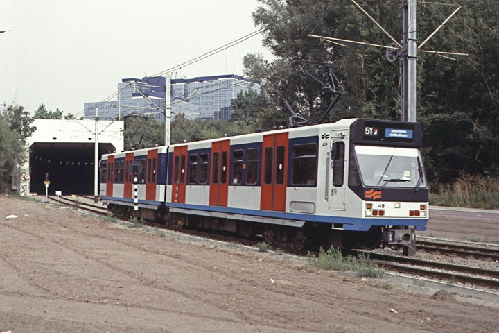 Lijn 51 zoals deze er oorspronkelijk uitzag. Dit materieel is 2,65 meter breed.