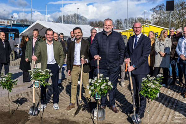 Foto van boompjes planten tijdens bestuurlijk moment Thorbeckeweg