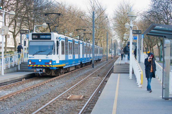 Links de sneltram, rechts op de achtergrond de tram.