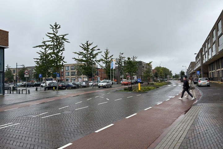 De klinkers in de straat geven automobilisten het signaal langzaam te rijden