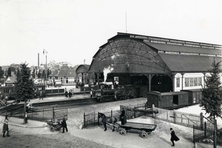 Station Weesperpoort met de kenmerkende kap in 1916.