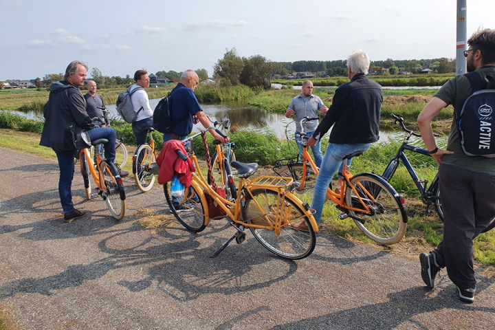 Bram Nieuwstraten van de Vervoerregio legt uit dat er eventueel een fietssnelpad kan komen tussen Zaandam, Purmerend en Hoorn.
