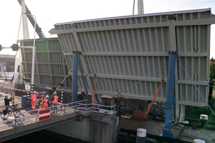  Brugklep van Cruquiusbrug op z’n plek!