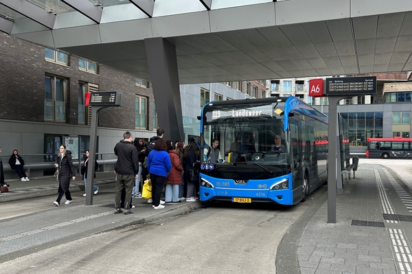 Foto van reizigers die in elektrische bus stappen op station Noord