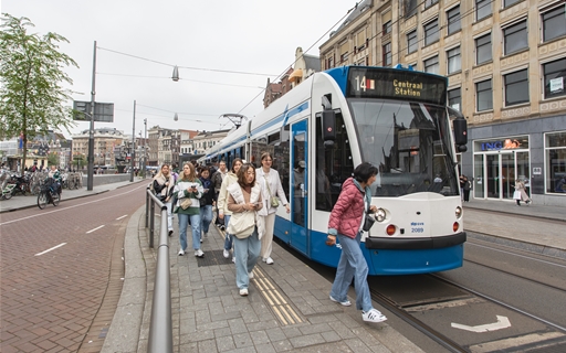 Reizigers stappen uit tram 14 bij Amsterdam Rokin