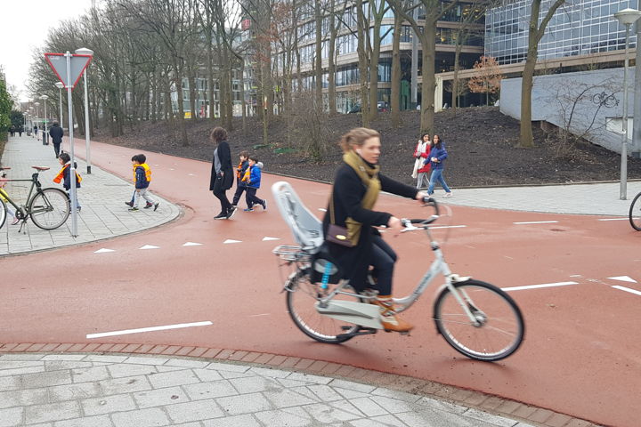 De fietskruising van de Parnassusweg met de Strawinskylaan.