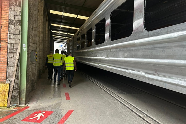 Een aluminium huls van een metro in een werkplaats