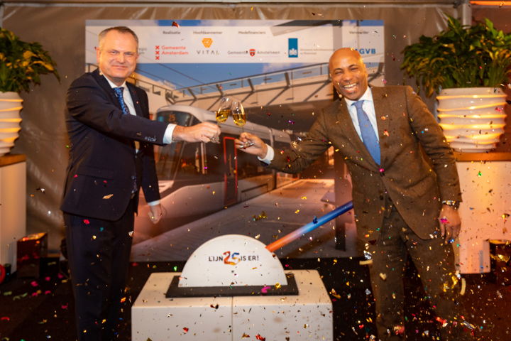 Gerard Slegers (Vervoerregio Amsterdam) verrichtte de officiële openingshandeling van lijn 25 met Humberto Tan