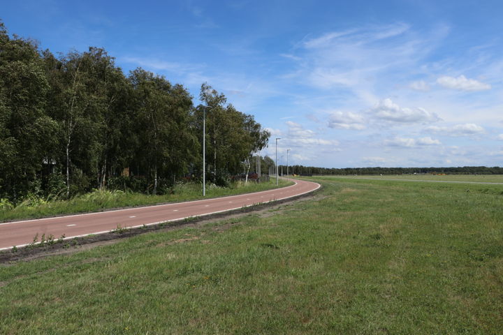 Voor dit fietspad is een klein stukje 'landingsbaan' afgestaan