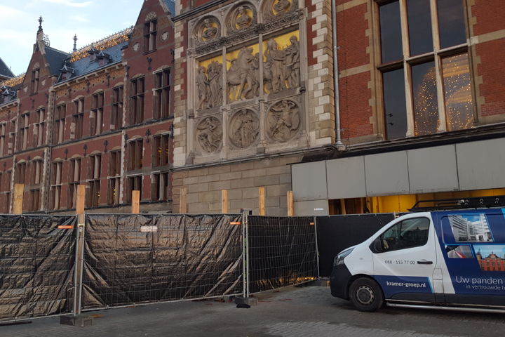 En we zijn begonnen, achter de hekken vinden nu de voorbereidende werkzaamheden plaats. Het duurde even voordat de Cuyperstrap concreet werd, maar onder de vleugels van project De Entree – en dankzij een flinke financiële injectie van de Vervoerregio Amsterdam – komt de trap er dan toch.