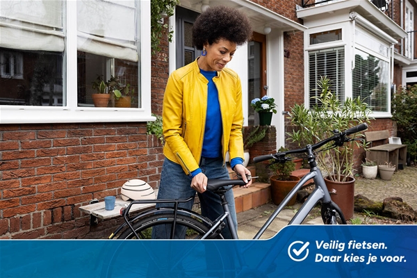Foto van een dame op senior leeftijd die haar zadel verstelt