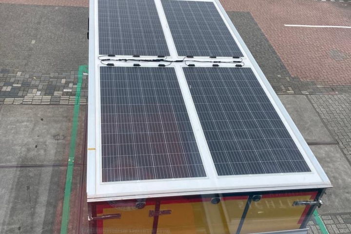 Er liggen zonnepanelen op het dak van de elektrische wagen