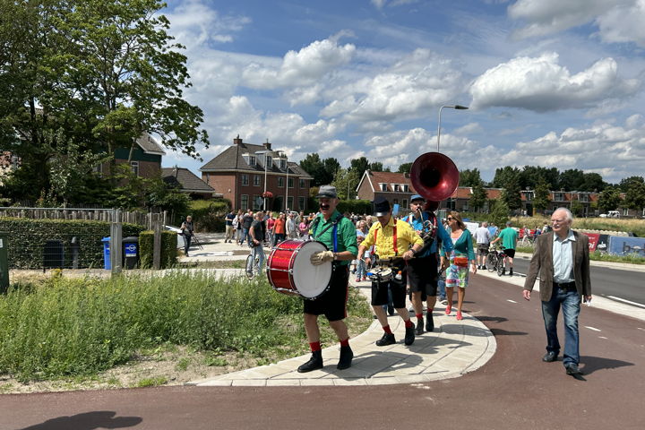 Een fanfare gaf muzikale begeleiding in de wandeling met omwonenden naar de brug.