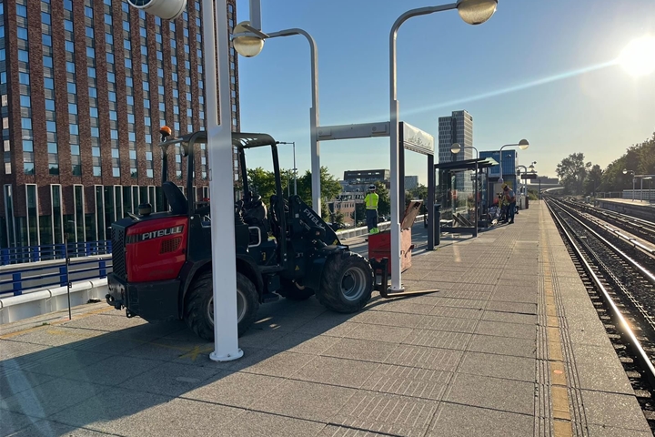 Vernieuwing van perronvloeren op vijf Oostlijn-metrostations in volle gang