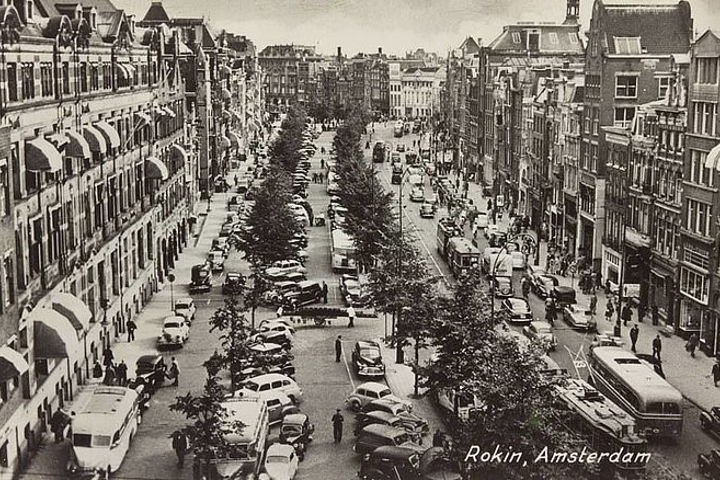 Het Rokin, ergens tussen 1950 en 1960. Toen was de auto in de stad nog heel gewoon.