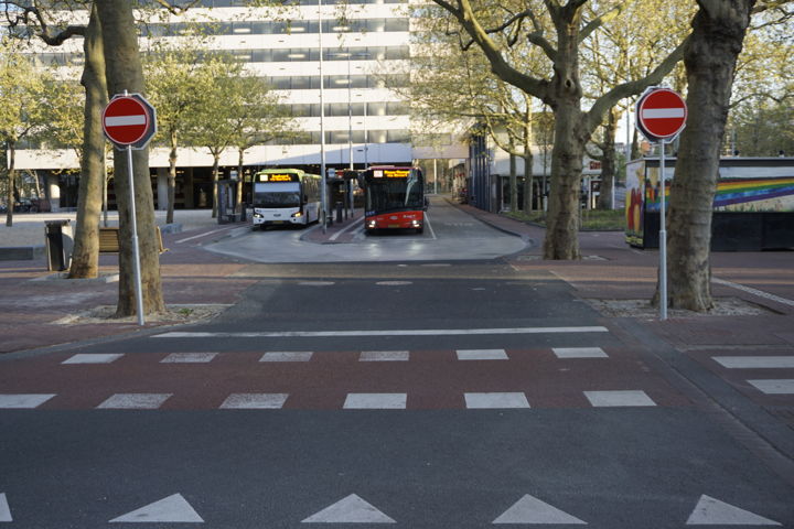 De busuitgang aan de Elandsgracht op de ´appeltjesmarkt´.