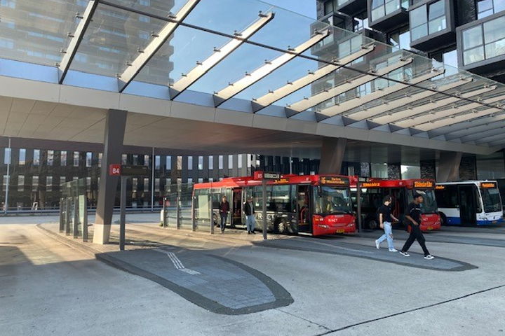 The Pulse, het pand waar de Vervoerregio Amsterdam naar toe gaat verhuizen, ligt aan busstation Noord.