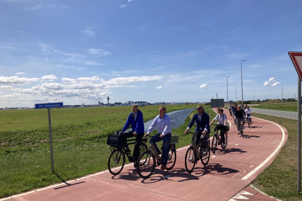 Samenwerken om werknemers op de fiets te krijgen: op Schiphol gebeurt het!