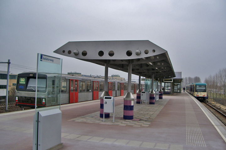 Een Zilvermeeuw van 3 meter (links) en een M4-metro van 2,65 breed bij station Isolatorweg, kort nadat de randen waren afgezaagd. De Zilvermeeuwen zijn tegenwoordig van het net verdwenen en op 1 na gesloopt.